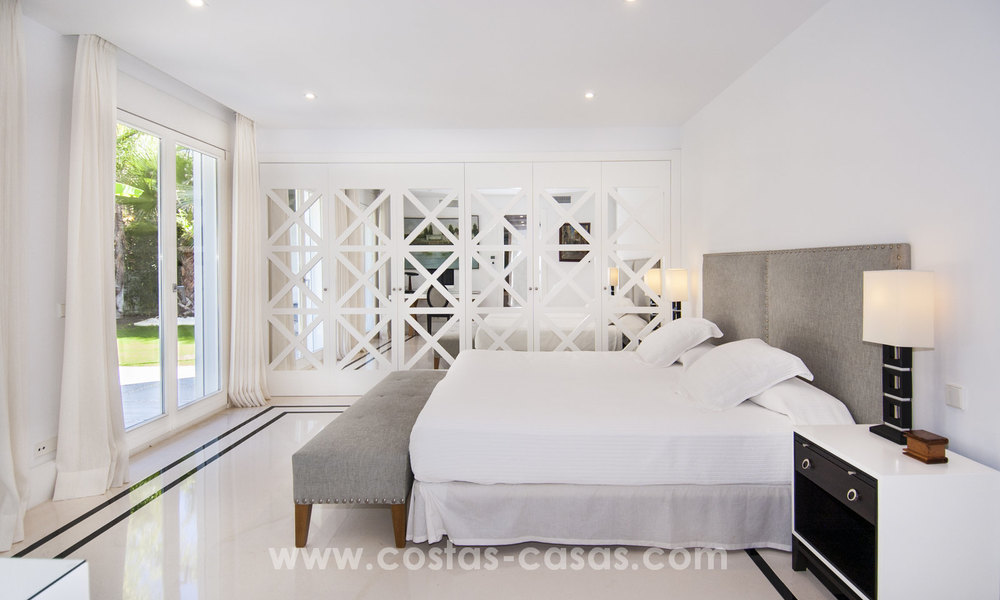 Villa de estilo moderno cerca de la playa en venta en Guadalmina Baja, Marbella. 27689