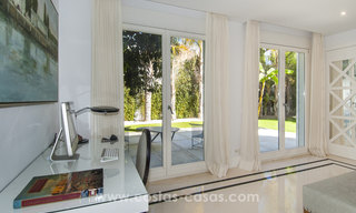 Villa de estilo moderno cerca de la playa en venta en Guadalmina Baja, Marbella. 27690 