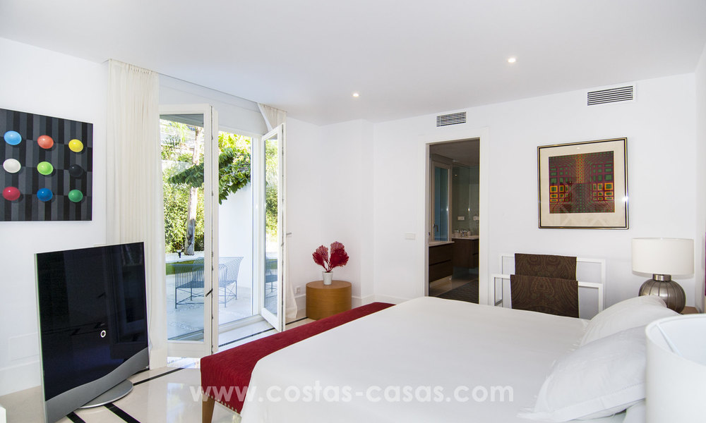 Villa de estilo moderno cerca de la playa en venta en Guadalmina Baja, Marbella. 27692