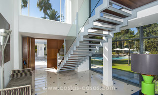 Villa de estilo moderno cerca de la playa en venta en Guadalmina Baja, Marbella. 27694 