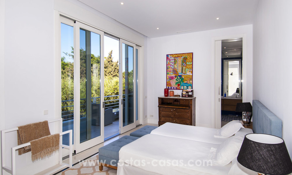 Villa de estilo moderno cerca de la playa en venta en Guadalmina Baja, Marbella. 27697
