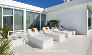 Villa de estilo moderno cerca de la playa en venta en Guadalmina Baja, Marbella. 27703 
