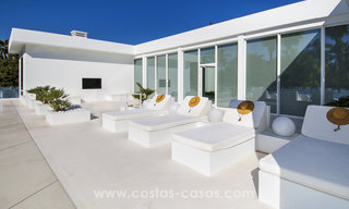 Villa de estilo moderno cerca de la playa en venta en Guadalmina Baja, Marbella. 27704 