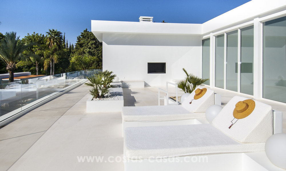 Villa de estilo moderno cerca de la playa en venta en Guadalmina Baja, Marbella. 27705