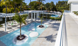 Villa de estilo moderno cerca de la playa en venta en Guadalmina Baja, Marbella. 27706 