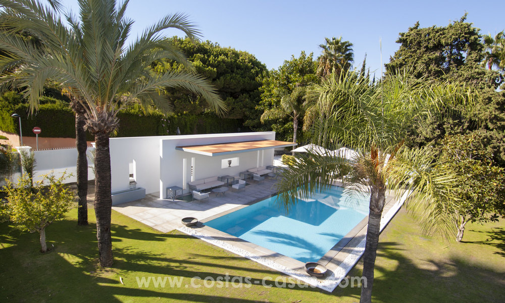 Villa de estilo moderno cerca de la playa en venta en Guadalmina Baja, Marbella. 27708