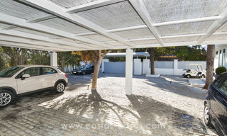 Villa de estilo moderno cerca de la playa en venta en Guadalmina Baja, Marbella. 27711 