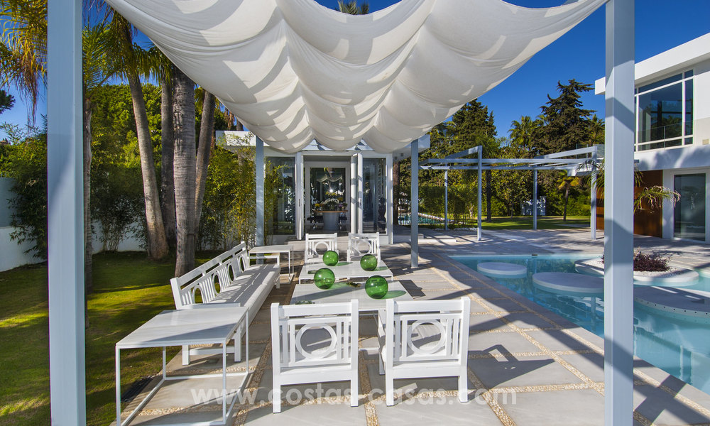 Villa de estilo moderno cerca de la playa en venta en Guadalmina Baja, Marbella. 27712