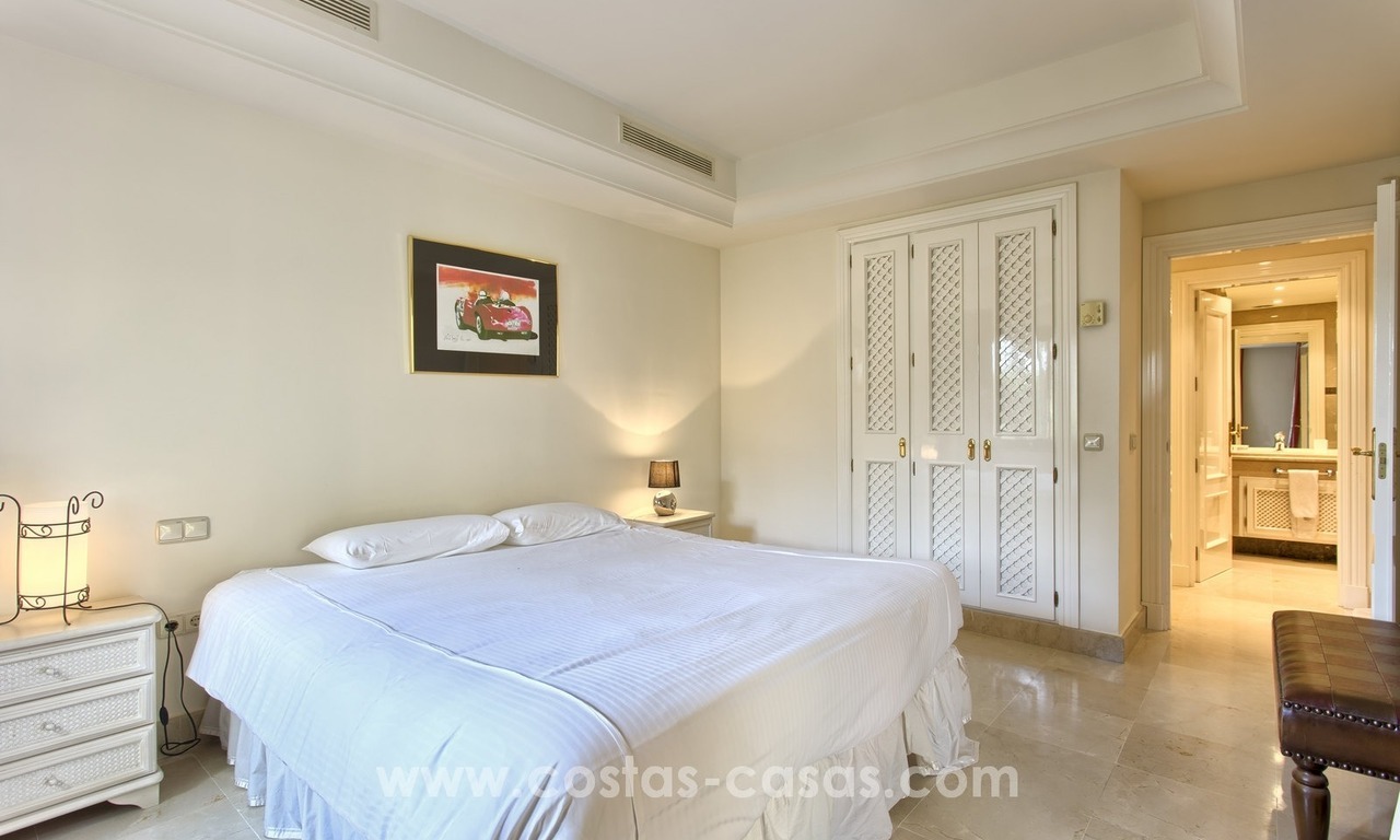 Amplio apartamento de lujo en venta cerca de Puerto Banús en Nueva Andalucía, Marbella 30