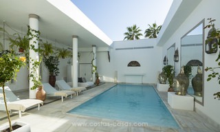 Villa de estilo balinés en primera línea de playa en venta en Marbella Este 13199 