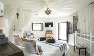 Villa de estilo balinés en primera línea de playa en venta en Marbella Este 13210 