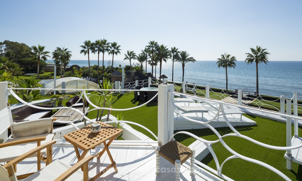 Villa de estilo balinés en primera línea de playa en venta en Marbella Este 13211