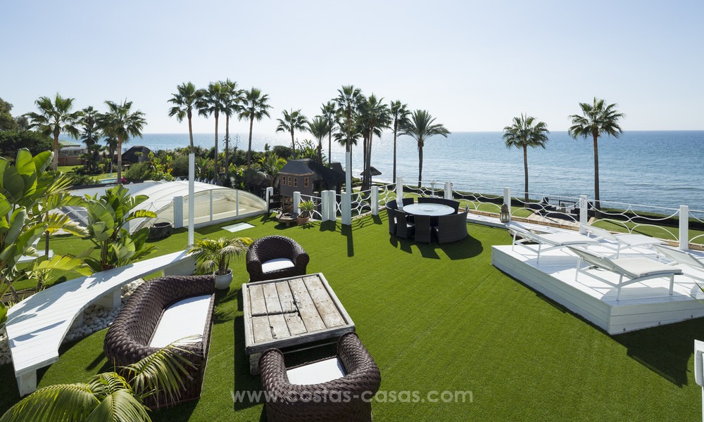 Villa de estilo balinés en primera línea de playa en venta en Marbella Este 13212
