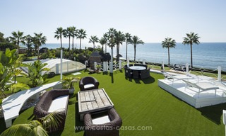 Villa de estilo balinés en primera línea de playa en venta en Marbella Este 13212 