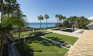 Villa de estilo balinés en primera línea de playa en venta en Marbella Este 13213 