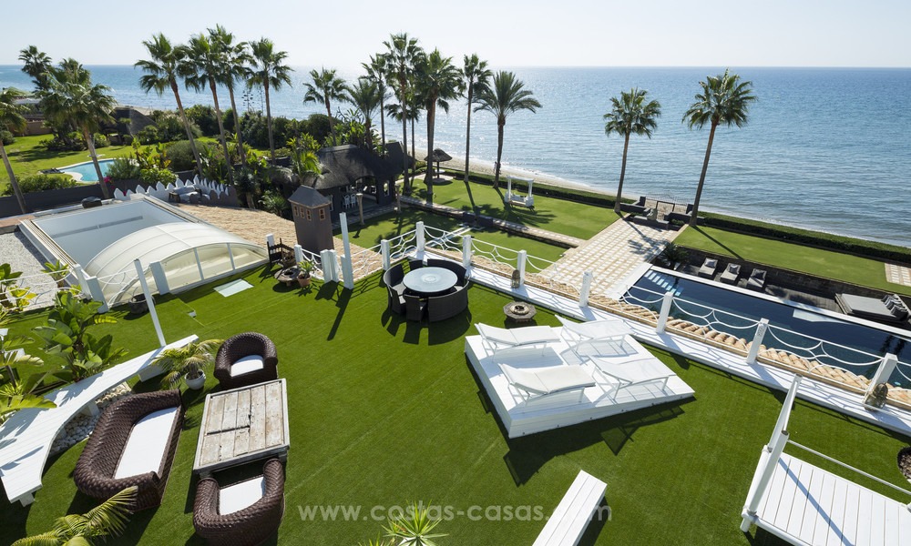 Villa de estilo balinés en primera línea de playa en venta en Marbella Este 13214