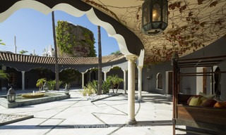 Villa de estilo balinés en primera línea de playa en venta en Marbella Este 13215 