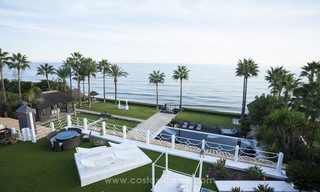 Villa de estilo balinés en primera línea de playa en venta en Marbella Este 13219 