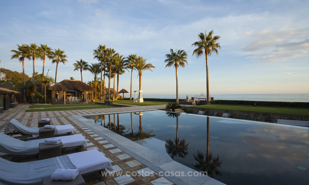 Villa de estilo balinés en primera línea de playa en venta en Marbella Este 13221