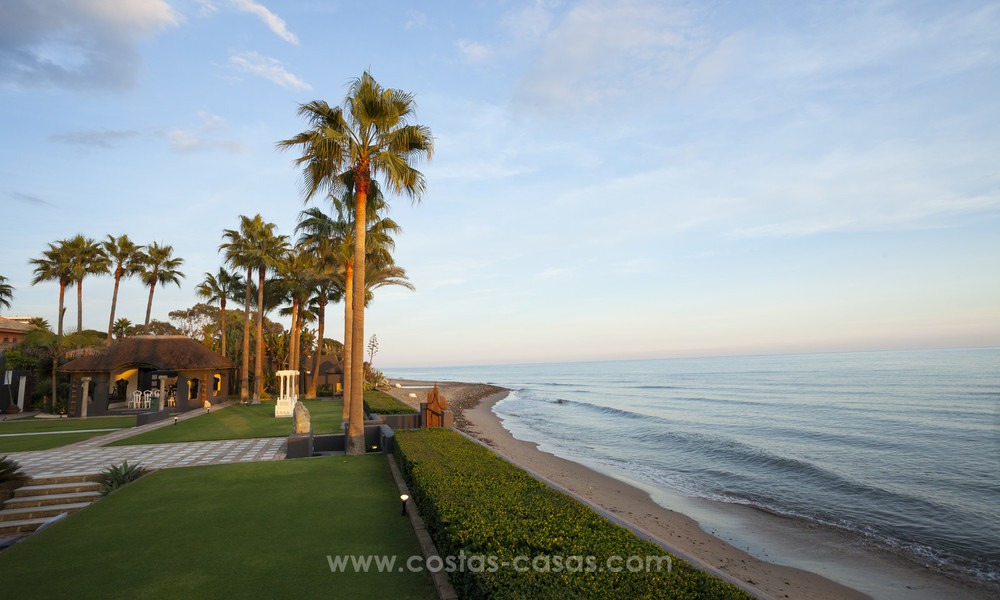 Villa de estilo balinés en primera línea de playa en venta en Marbella Este 13222