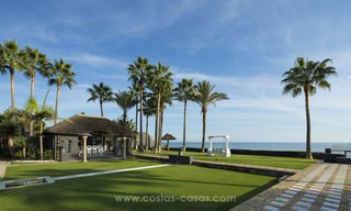 Villa de estilo balinés en primera línea de playa en venta en Marbella Este 13224 