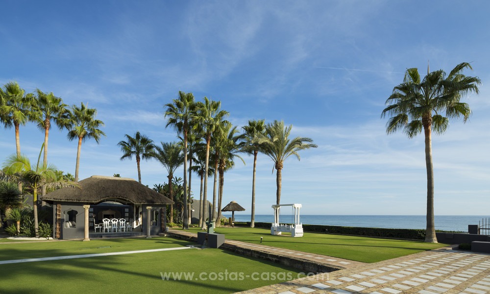 Villa de estilo balinés en primera línea de playa en venta en Marbella Este 13225