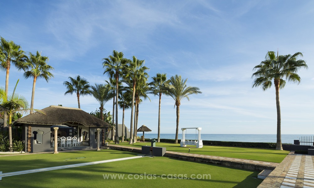 Villa de estilo balinés en primera línea de playa en venta en Marbella Este 13226