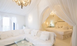 Villa de estilo balinés en primera línea de playa en venta en Marbella Este 13229 