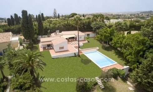 Villa muy privada renovada a la venta en la Nueva Milla de Oro, Marbella - Estepona 