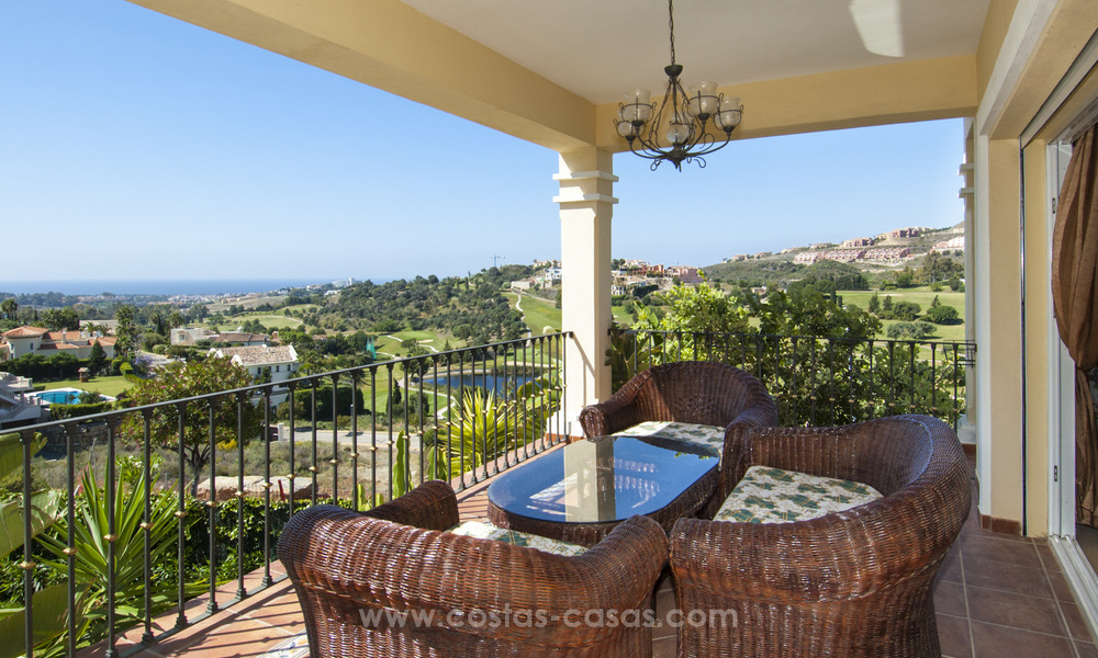 Villa con fantásticas vistas al mar y al golf en venta en Benahavis - Marbella 29746