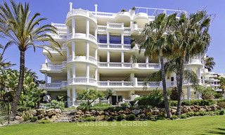 Apartamentos de lujo frente al mar en venta en Las Dunas Park, Nueva Milla de Oro, Marbella - Estepona 42376 