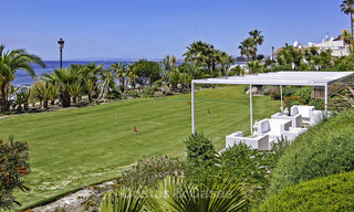 Apartamentos de lujo frente al mar en venta en Las Dunas Park, Nueva Milla de Oro, Marbella - Estepona 42378 