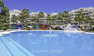 Apartamentos de lujo frente al mar en venta en Las Dunas Park, Nueva Milla de Oro, Marbella - Estepona 42384 