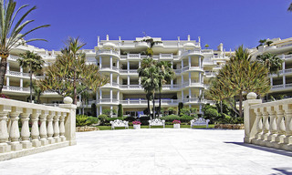 Apartamentos de lujo frente al mar en venta en Las Dunas Park, Nueva Milla de Oro, Marbella - Estepona 42385 