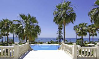 Apartamentos de lujo frente al mar en venta en Las Dunas Park, Nueva Milla de Oro, Marbella - Estepona 42387 