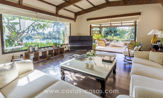 Villa contemporánea con influencias asiaticas en venta en primera línea de golf en Marbella 17420 