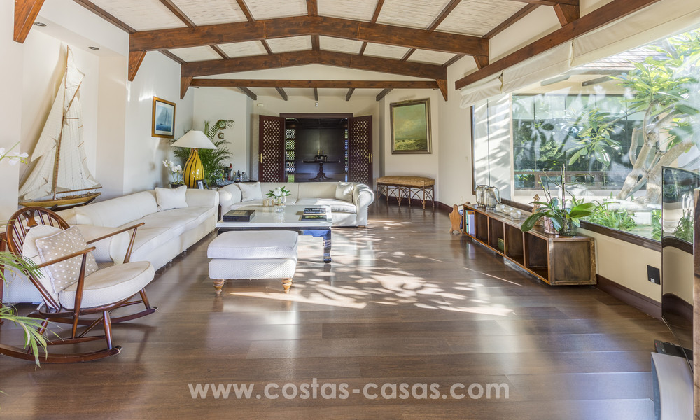 Villa contemporánea con influencias asiaticas en venta en primera línea de golf en Marbella 17421