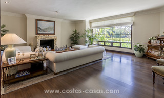Villa contemporánea con influencias asiaticas en venta en primera línea de golf en Marbella 17422 