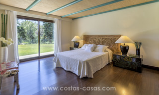 Villa contemporánea con influencias asiaticas en venta en primera línea de golf en Marbella 17424 