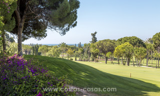 Villa contemporánea con influencias asiaticas en venta en primera línea de golf en Marbella 17436 