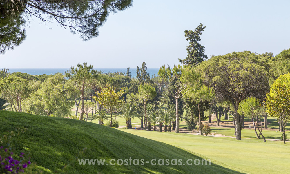 Villa contemporánea con influencias asiaticas en venta en primera línea de golf en Marbella 17437