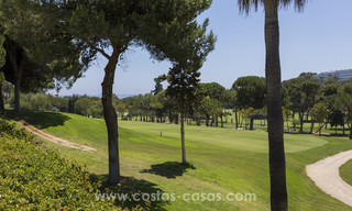 Villa contemporánea con influencias asiaticas en venta en primera línea de golf en Marbella 17438 