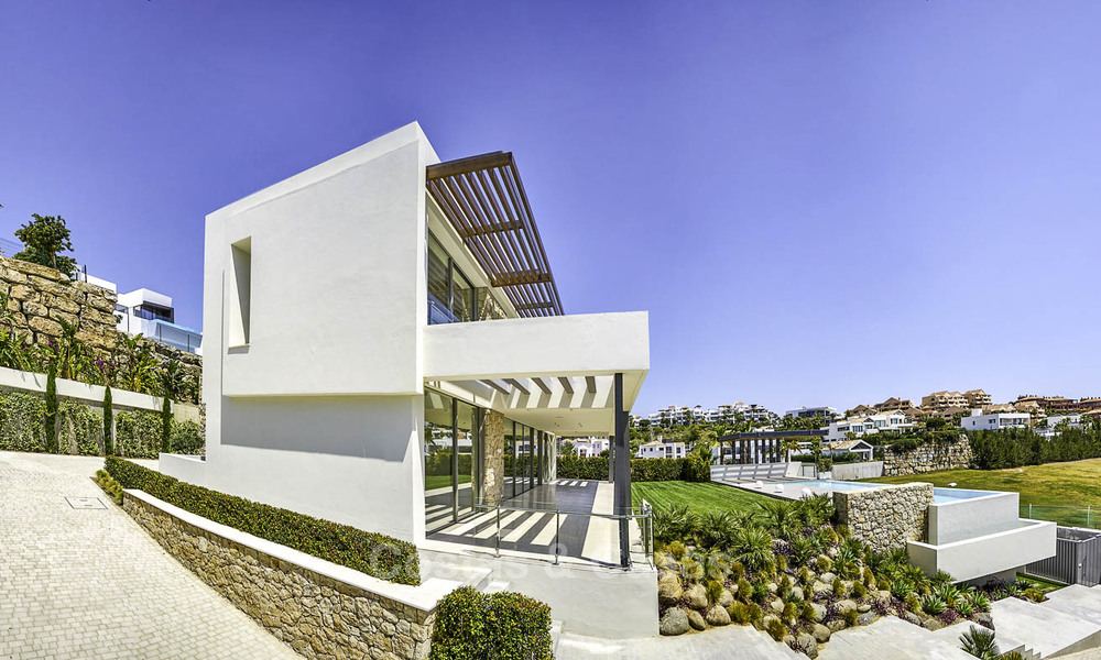 Nueva villa de lujo en venta en primera línea de golf y vistas al mar, moderna y contemporánea, lista para entrar a vivir – Benahavis – Marbella 15077