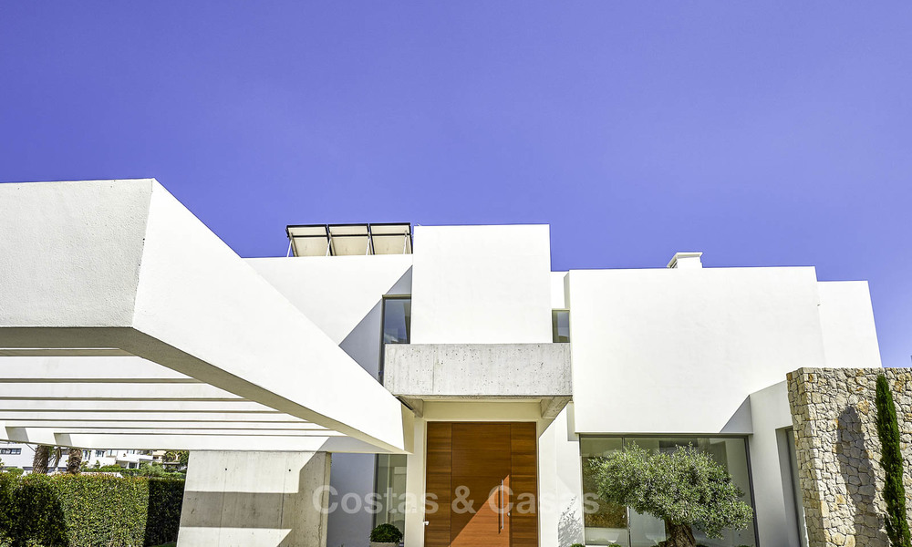 Nueva villa de lujo en venta en primera línea de golf y vistas al mar, moderna y contemporánea, lista para entrar a vivir – Benahavis – Marbella 15083