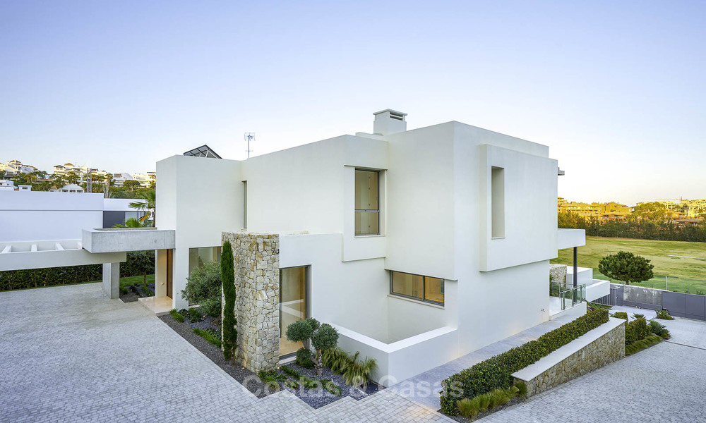 Nueva villa de lujo en venta en primera línea de golf y vistas al mar, moderna y contemporánea, lista para entrar a vivir – Benahavis – Marbella 15090