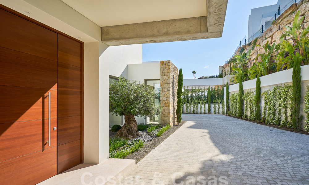 Villa de lujo en venta en primera línea de golf y vistas al mar, moderna y contemporánea, lista para entrar a vivir – Benahavis – Marbella 58502