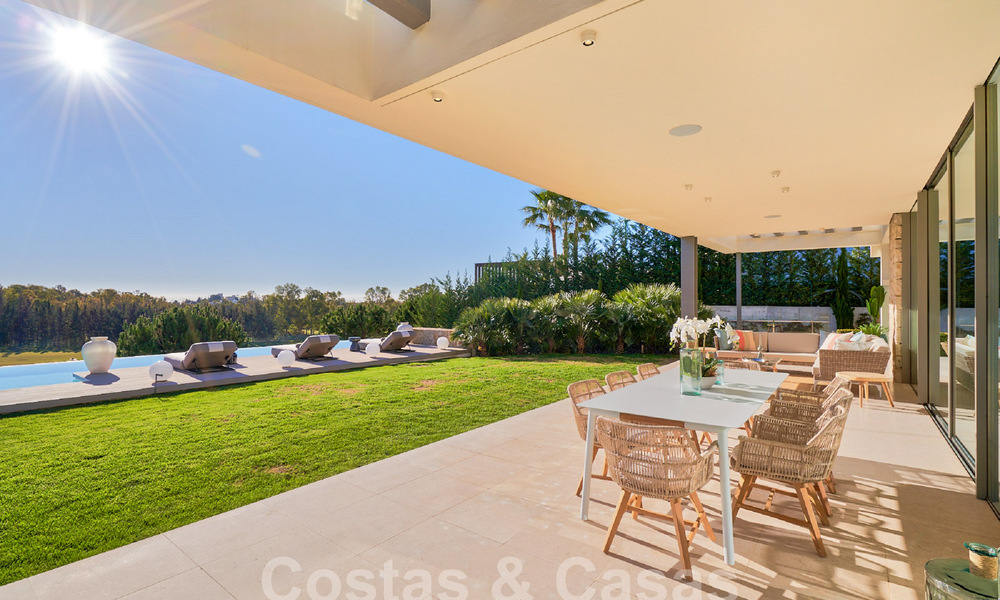 Villa de lujo en venta en primera línea de golf y vistas al mar, moderna y contemporánea, lista para entrar a vivir – Benahavis – Marbella 58504