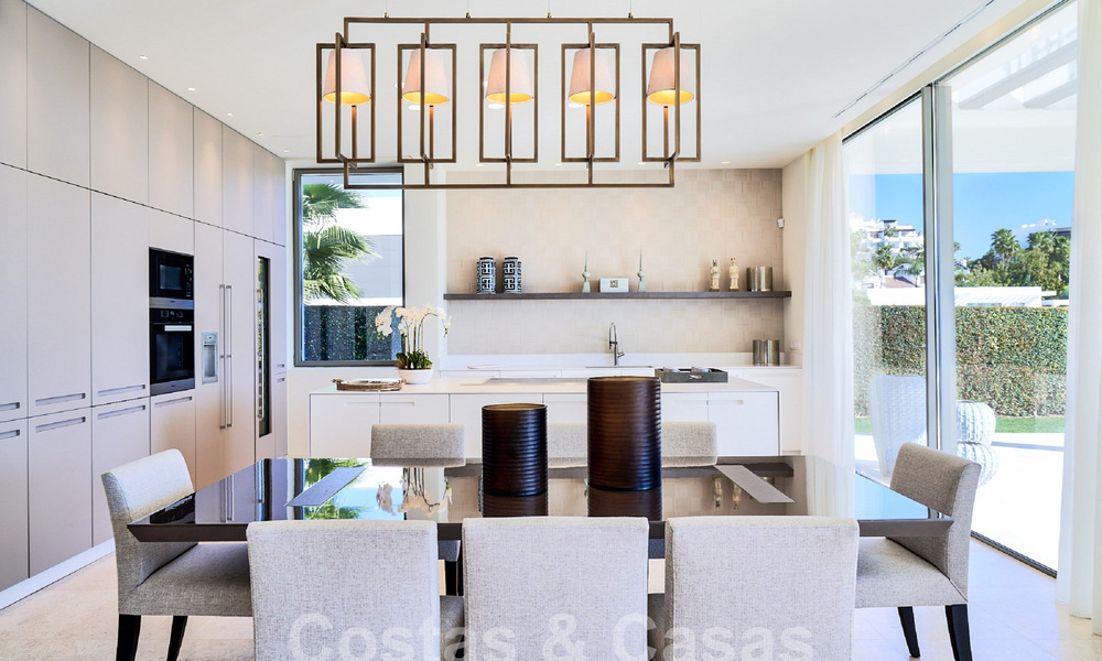 Villa de lujo en venta en primera línea de golf y vistas al mar, moderna y contemporánea, lista para entrar a vivir – Benahavis – Marbella 58512
