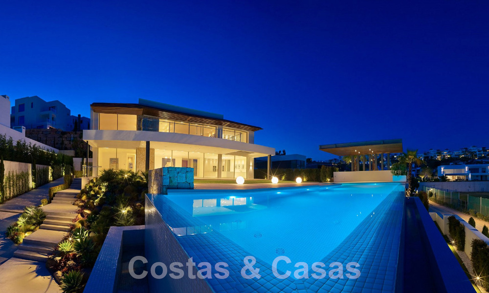 Villa de lujo en venta en primera línea de golf y vistas al mar, moderna y contemporánea, lista para entrar a vivir – Benahavis – Marbella 58532