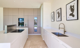 Villa de lujo en venta en primera línea de golf y vistas al mar, moderna y contemporánea, lista para entrar a vivir – Benahavis – Marbella 58534 